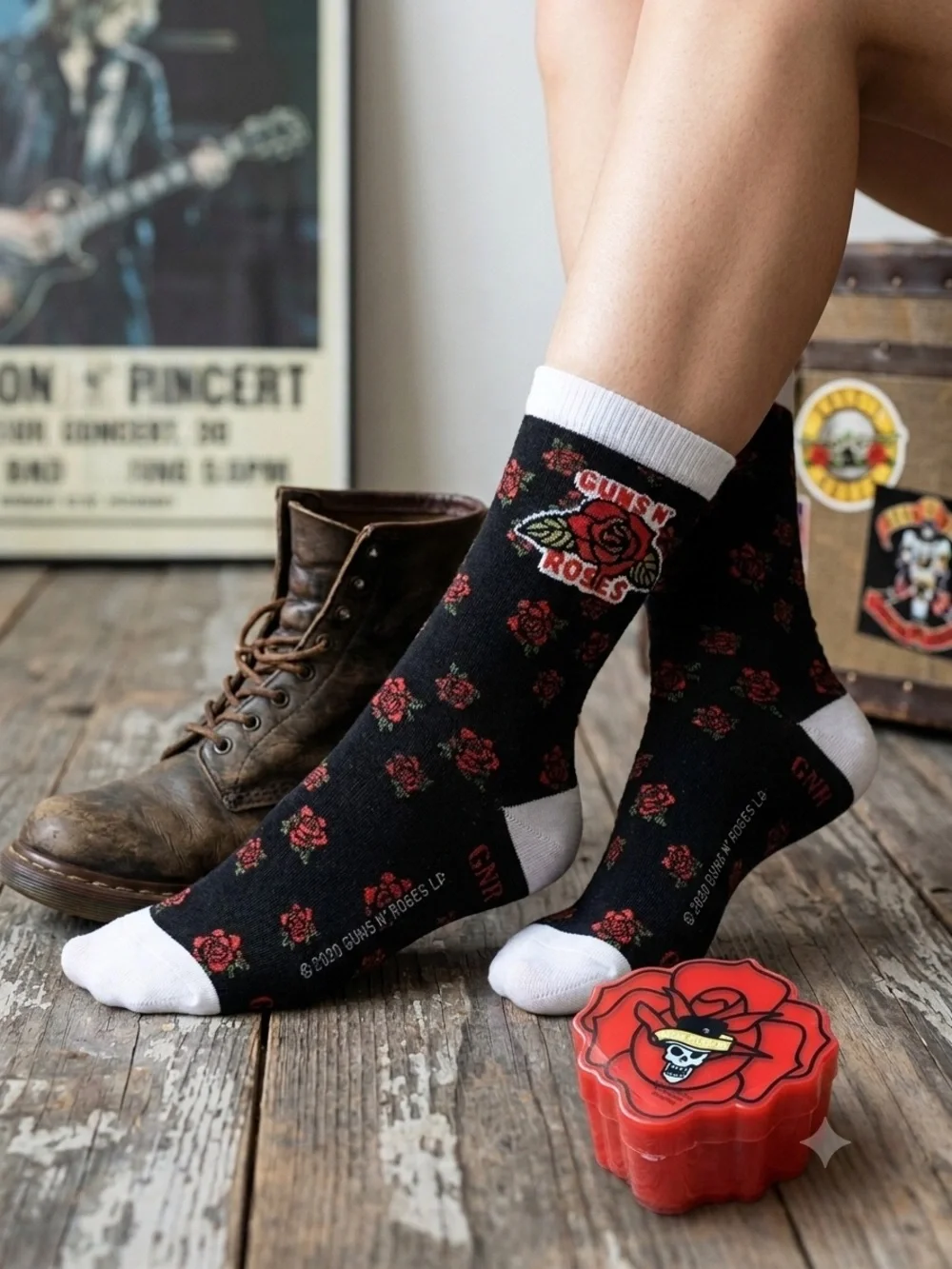 NIB NWT Guns-N-Roses Black & White Rose-Pattern Crew Socks in Gift Box OS